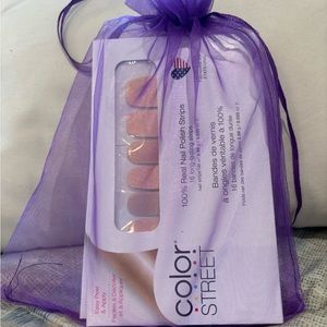 Color Street 100% dry nail polish.